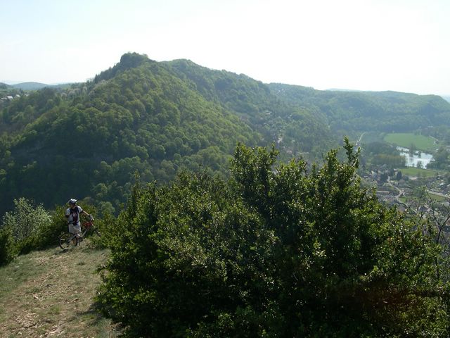 Le GR au dessus de la falaise